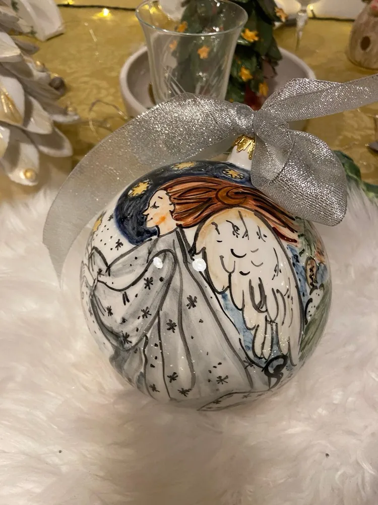 Pallina di Natale in ceramica con un angelo dipinto a mano