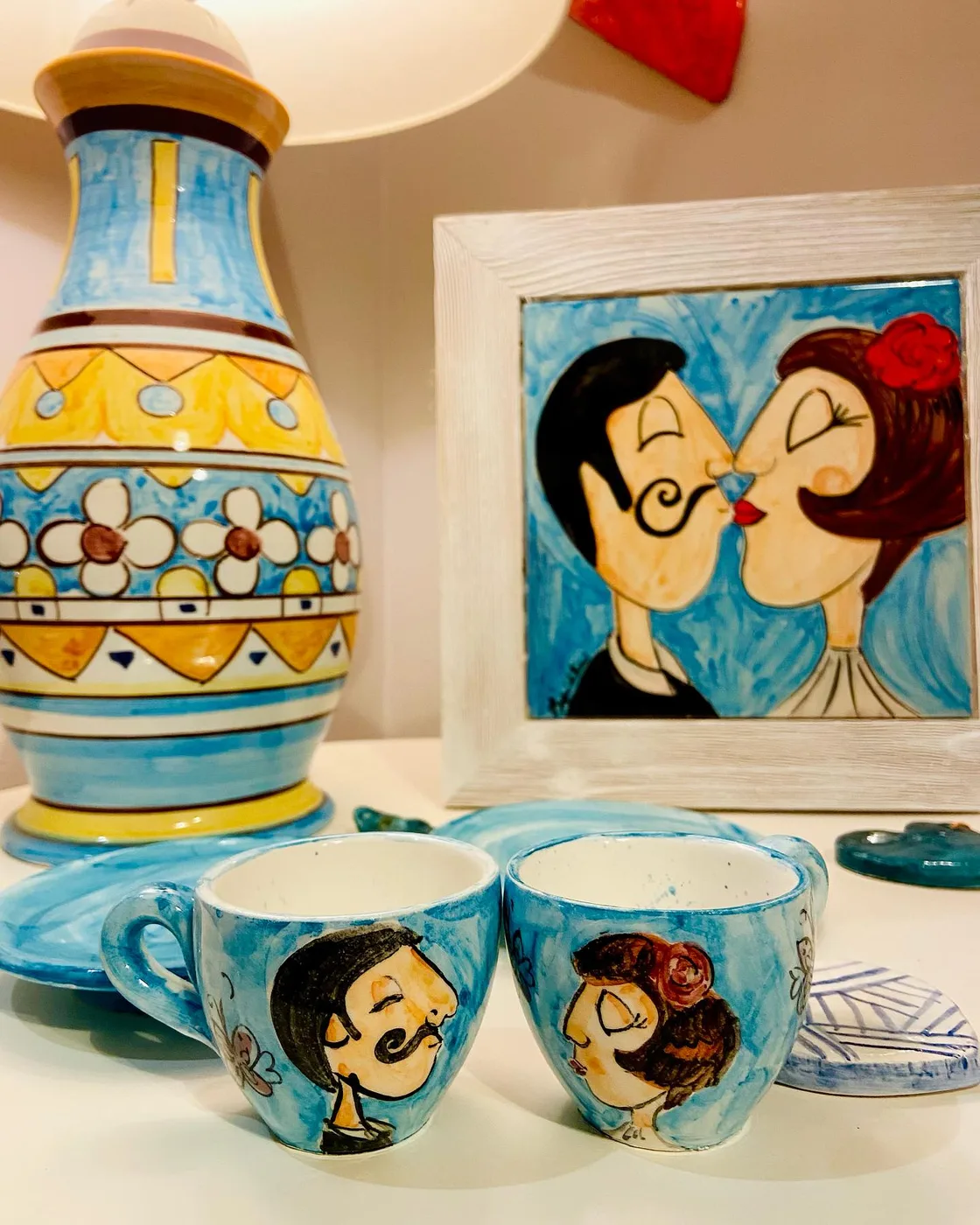 Il quadro del bacio, il vaso blu e le tazze dipinte