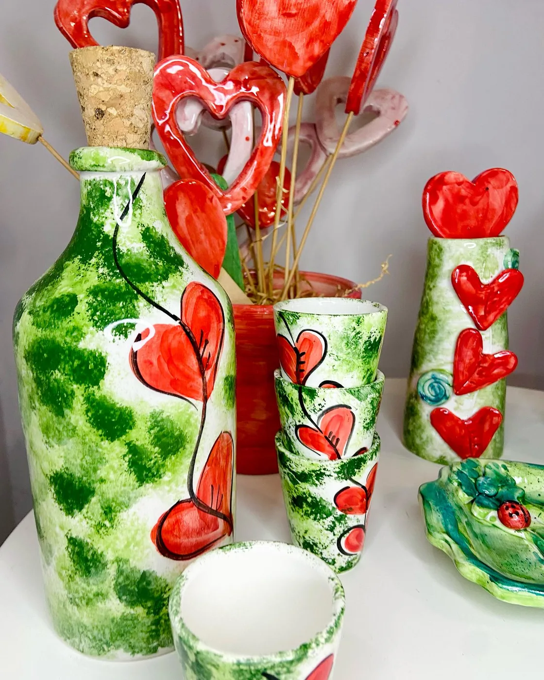 Bottiglie e cuori dipinti in rosso e verde