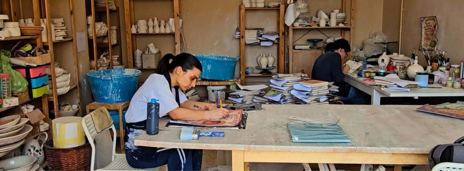 Interno del laboratorio, con i banchi di lavoro e le persone che lavorano