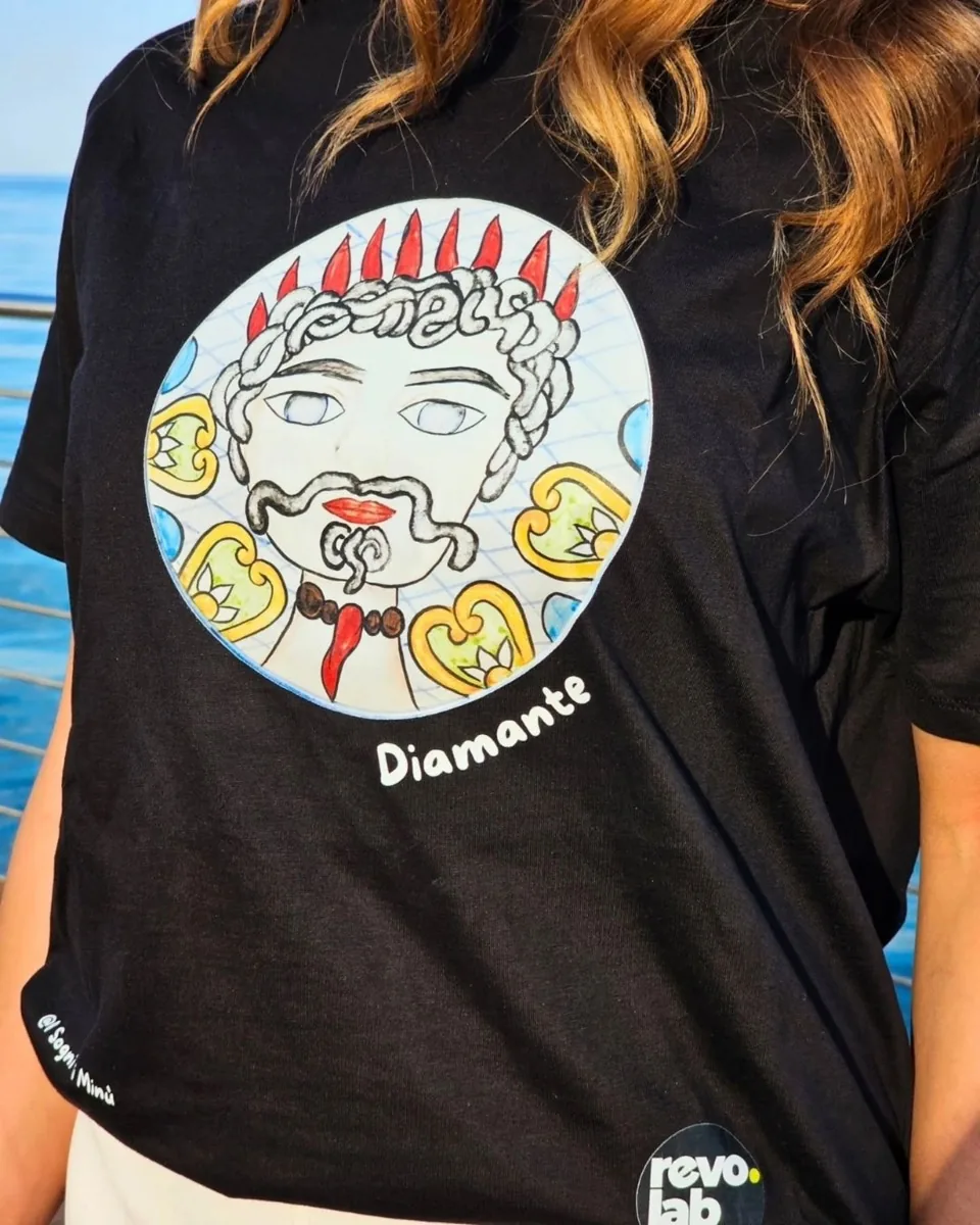 Maglia nera con una Testa Saracena dipinta, dedicata a un paese