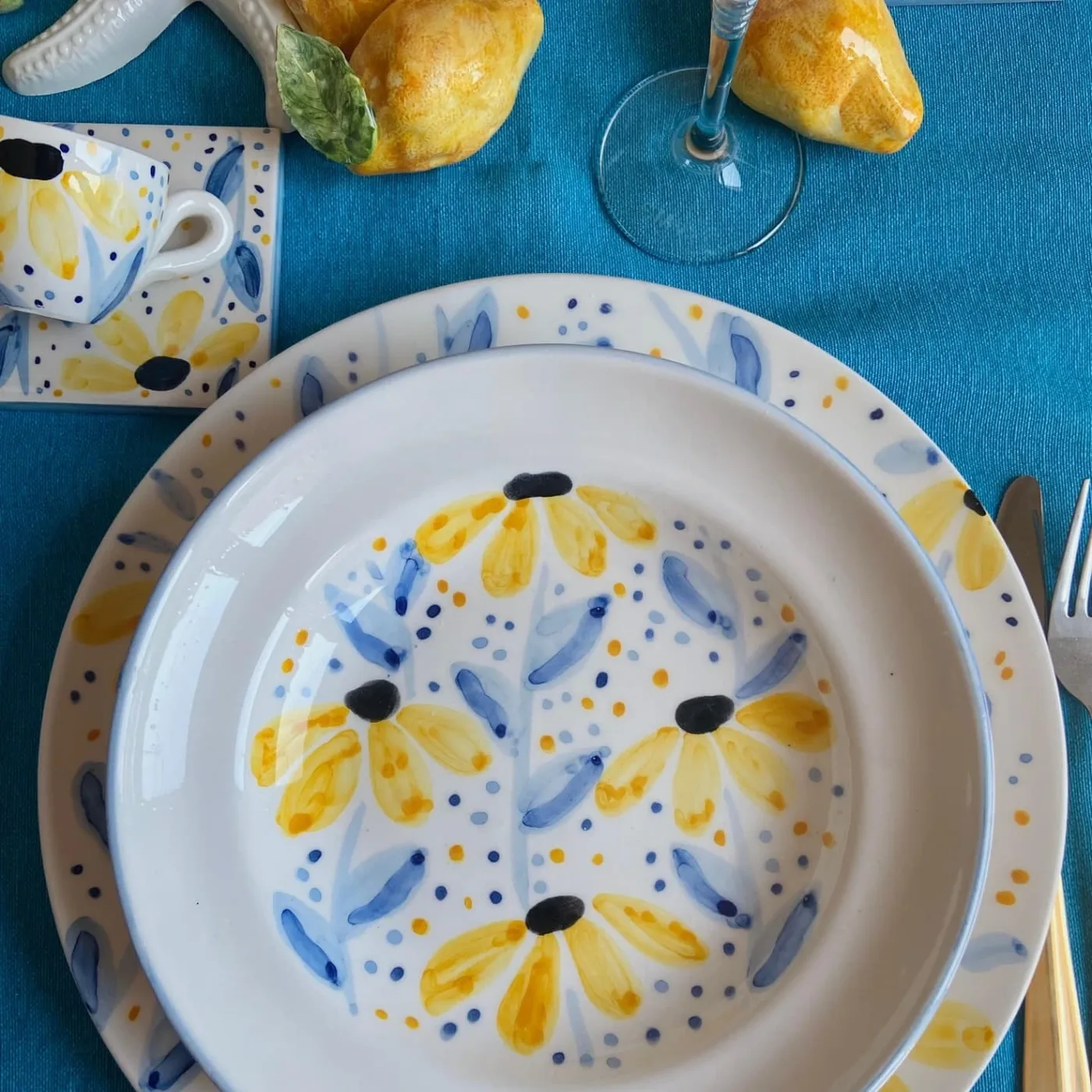 Un piatto a margherite gialle e blu, da vicino