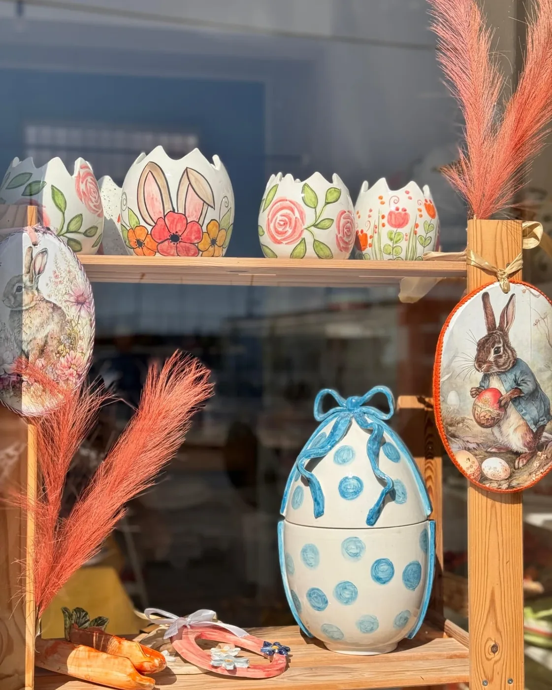 Uova di Pasqua in ceramica, decorate a mano