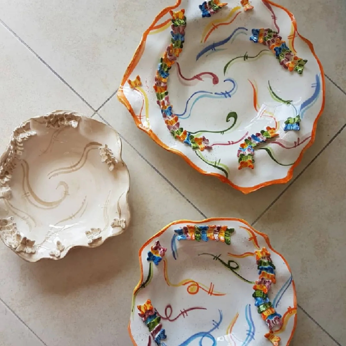 Piatti in ceramica bianca dipinti a mano con decori colorati