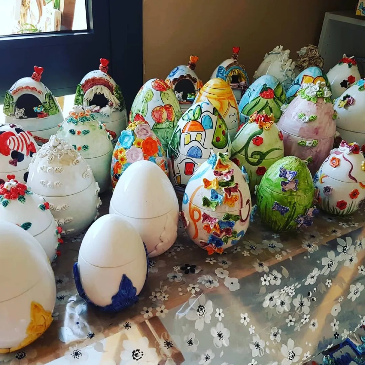Uova in ceramica decorate a mano in molti colori